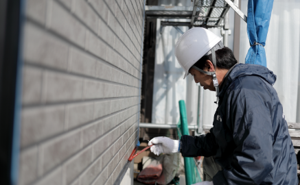 外壁を保護する塗装作業