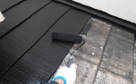 屋根を保護する塗装作業